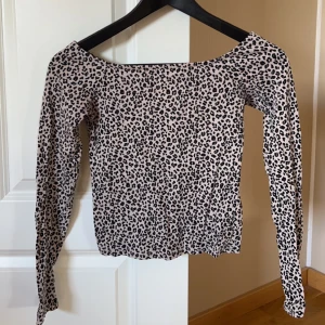 Leopard topp - Jättefin offshoulder-topp, bild 1 - framsida, bild 2 - baksida. I ett jätteskönt material!! 🤎 skriv vid frågor 