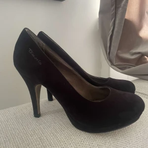 Svarta pumps  - Svarta pumps från tamaris i storlek 36 