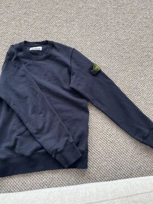 Stone Island Tröja - Säljer nu min Stone Island tröja storlek Small pga att jag växt ur den. Köpt på NK herrtrend. Sparsamt använd, skick 8/10. 