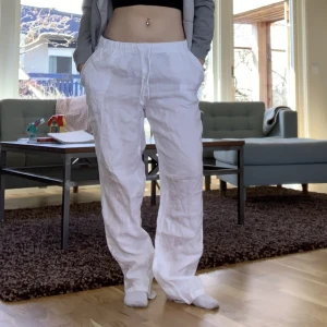 Vita Linnebyxor  - Säljer dessa vita linnebyxor från h&m då jag har för många 🫶 de är i bra skick! Hör av er vid mer frågor 