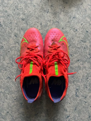 Fotbollsskor - Säljer dessa Nike fotbollsskor i skruvdobb som är i bra skick. Dom är i storlek 40,5. Kan gå ner i pris vid snabb affär. Skriv vid frågor eller mer bilder. 