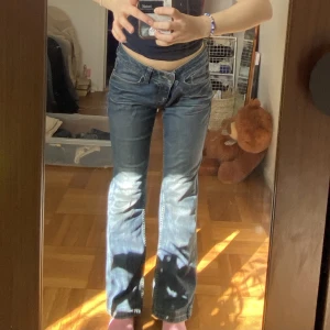 Lågmidjade jeans - Snyggaste lågmidjade Esprit jeansen med snygga små detaljer🌸 Midjemått 84cm. Vill gärna bli av med därav billigt pris🌸 jag är 165cm