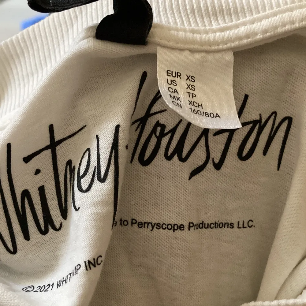 Whitney Houston merch T-shirt ifrån hm i XS. Väldigt mjuk och skön, i en oversized och Loose fit. 💕. T-shirts.