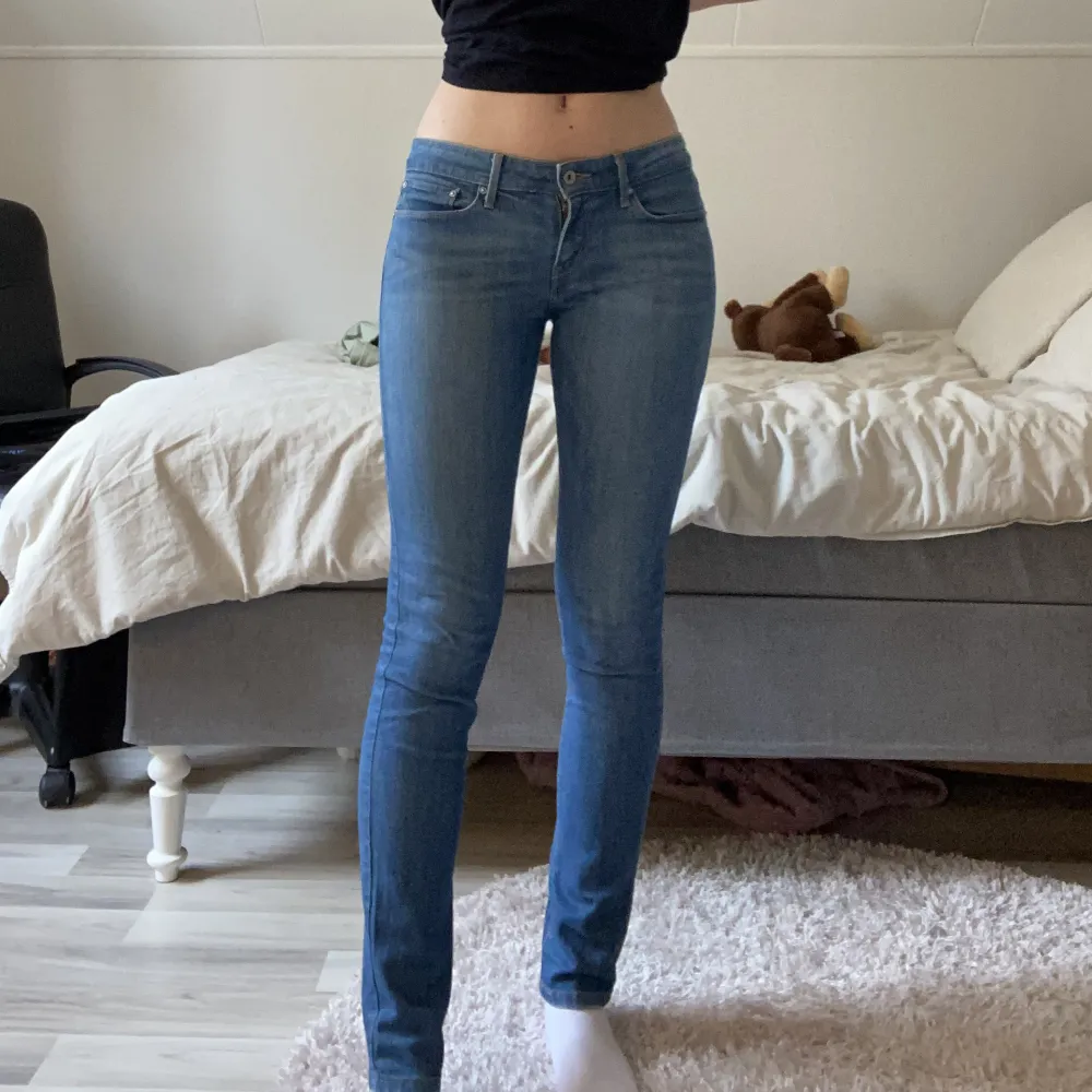 Säljer dessa snygga Levis jeans då de inte kommer till användning💕 Fint skick. Jeans & Byxor.