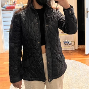 Mörkblå höst jacka  - Storlek S, dragkedja och knappar, 2 fickor 