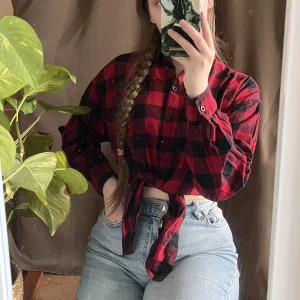 Cropped rödrutig skjorta  - Croppad röd skjorta med svarta knappar som knyts efter önskat stilval. Resår i ryggen. Tjockt, skönt material. Använd fåtal gånger🌹