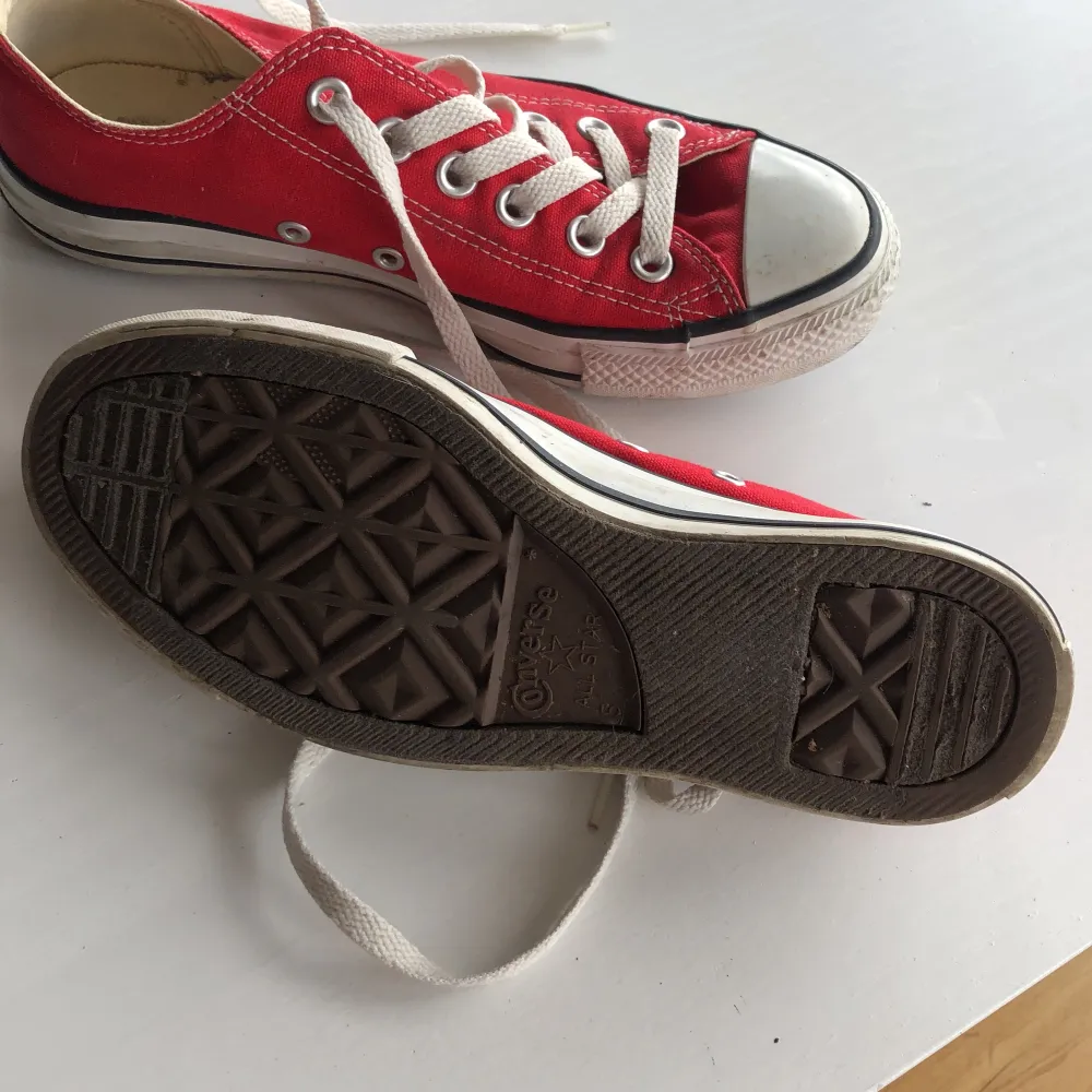 Röda låga Converse i bra skick, använda ca 5-6 gånger😊storlek 37.5 men passar mig med storlek 37. Skor.