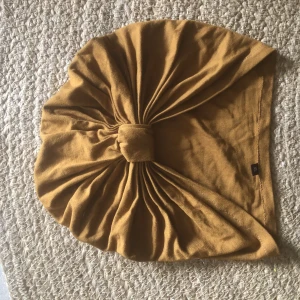 Retro vintage turban ny  - Fantastik turban köpt på mymaggie. Passar alla vuxna huvuden- onesize vuxen (=xl). Oanvänd då jag insåg att det inte passade min stil, därav nyskick! Perfekt på våren och sommaren och hösten. Nypris: 300