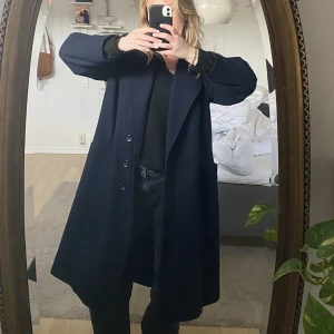 MÖRKBLÅ KAPPA - Köpt second hand. Jätte fin och rejäl kappa, passar perfekt till våren 💘💗