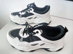 Skänkes! - Passar stl 39. Obetydligt använda, finns små märken enligt bild.  Skänkes mot avhämtning i Falun 🌸