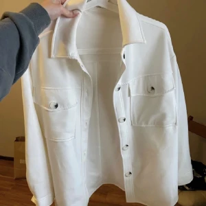 Vit vår jacka - Hejsan, säljer denna fina jackan eftersom den kommer inte till användning nån mer, passar jätte bra för dagens väder, priser kan diskuteras. Hör av er om ni har frågor eller om nie intresserade☺️