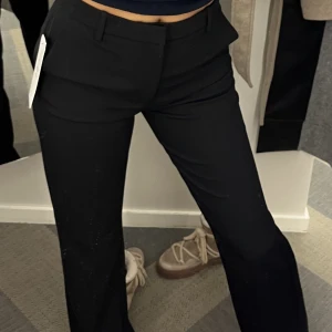 Kostymbyxor  - Säljer mina kostymbyxor från Lindex i modellen Fiona. De är endast använd en gång så mkt bra skick. Köpta för 599kr, strl 34 passar xs