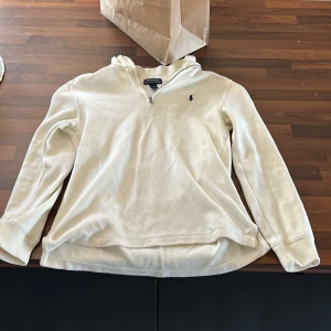 Ralph lauren half zip - En skitsnygg Ralph lauren half zip tröja i nyskick. Skitfin till sommaren! Strl S