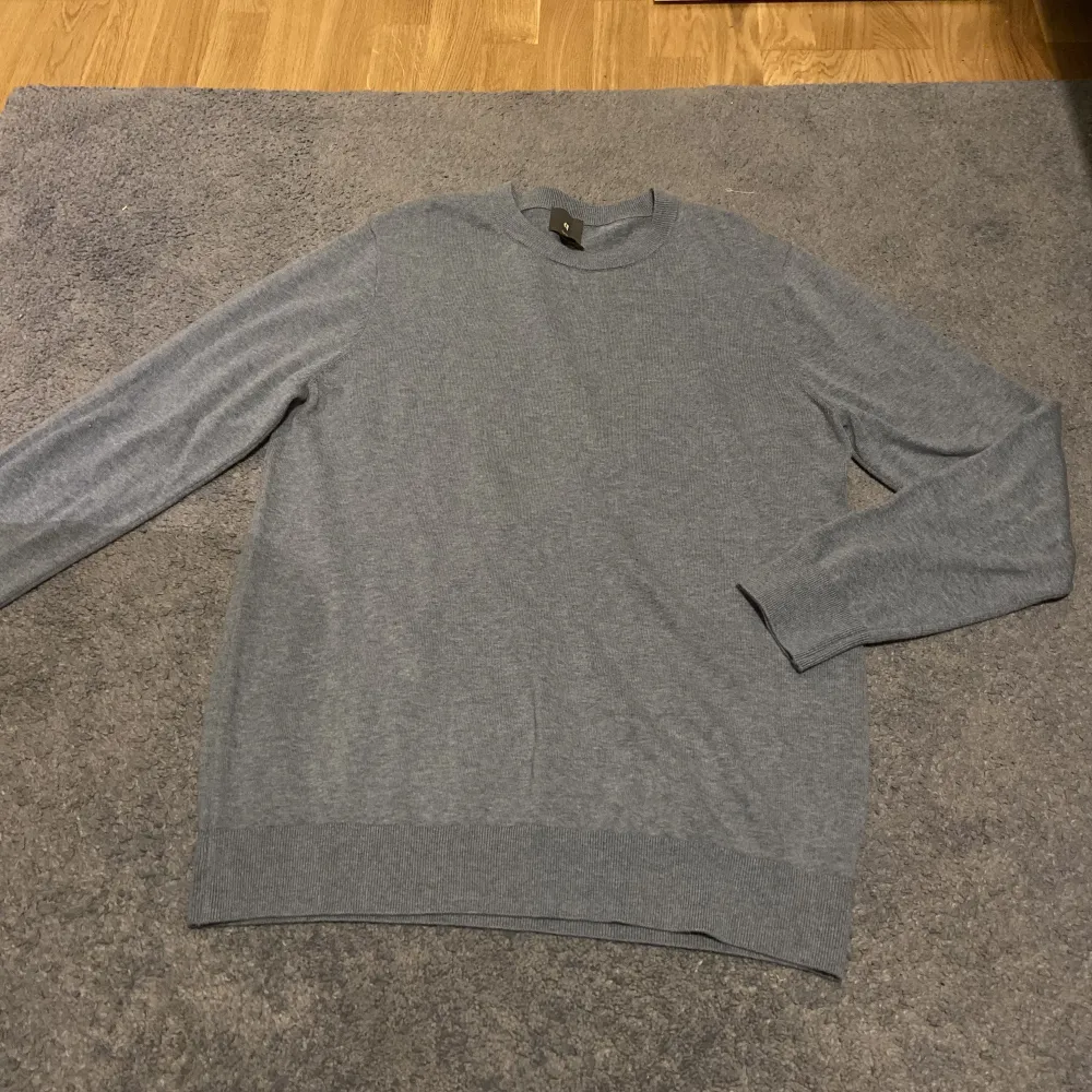 Tjena! Säljer en skön grå sweatshirt från HM eftersom att den är för stor för mig. aldrig använd och 10/10 skick. 100% bomull. Bara att höra av sig om du undrar något!. Hoodies.