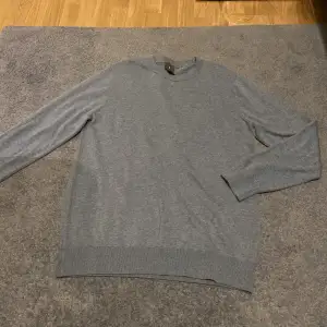Tjena! Säljer en skön grå sweatshirt från HM eftersom att den är för stor för mig. aldrig använd och 10/10 skick. 100% bomull. Bara att höra av sig om du undrar något!