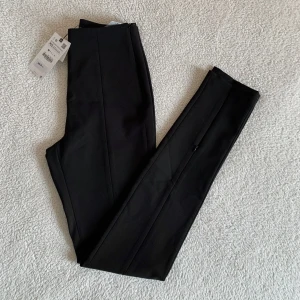 BYXOR MED SLITS ZARA - Snygga högmidjade byxor med slitsar/öppningar fram som kan stängas med dragkedja. Superstiliga och bekväma med stretch. 🌻 Sldrig använda, tags kvar och utan anmärkningar (något skrynkliga på bild).