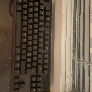 Steelseries apex pro tkl - Är ett av de snabbast gamling keyboardsen på marknaden ny för 2100. Skriv för mer bilder. Perfekt skick.