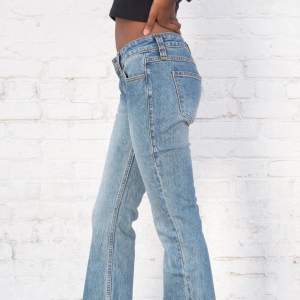 Säljer dessa lågmidjade jeans från Brandy Melville i storlek S. Jeansen har använts ett par gånger men är i princip nyskick. Köptes för 400 å säljer för 250🤍