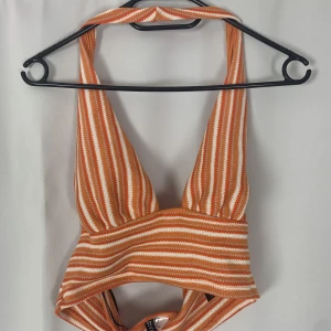 Orange halterneck topp - Superfin topp till sommaren💕 Den är till för att korsas vid halsen men det går att ha den som på bilden också. Köpes gärna med andra toppar för samfrakt och bättre pris😊