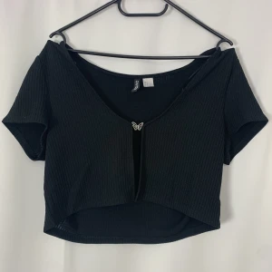Topp med fjärilsknäppe - Nästan oanvänd och i väldigt bra skick😊 Köpes gärna tillsammans med andra toppar för samfrakt och billigare pris💕