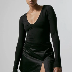 Svart tröja från Weekday - Svart långärmad tröja från Weekday. Slutsåld på hemsidan. Knappt använd. Lång i ärmarna!!😍