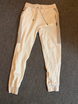 Hoodrich mjukis byxor - Hoodrich mjukis byxor, Är i bra skick knappt använda och var limited edition. Bär storlek M, hela dressen finns också, pris kan diskuteras, hör gärna av dig vid frågor och funderingar.