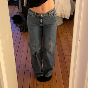 Jeans - Snygga mörkblå jeans från monki. Fint skick. Högmidjade menn går att använda som låg/mid som på bilden. 💙