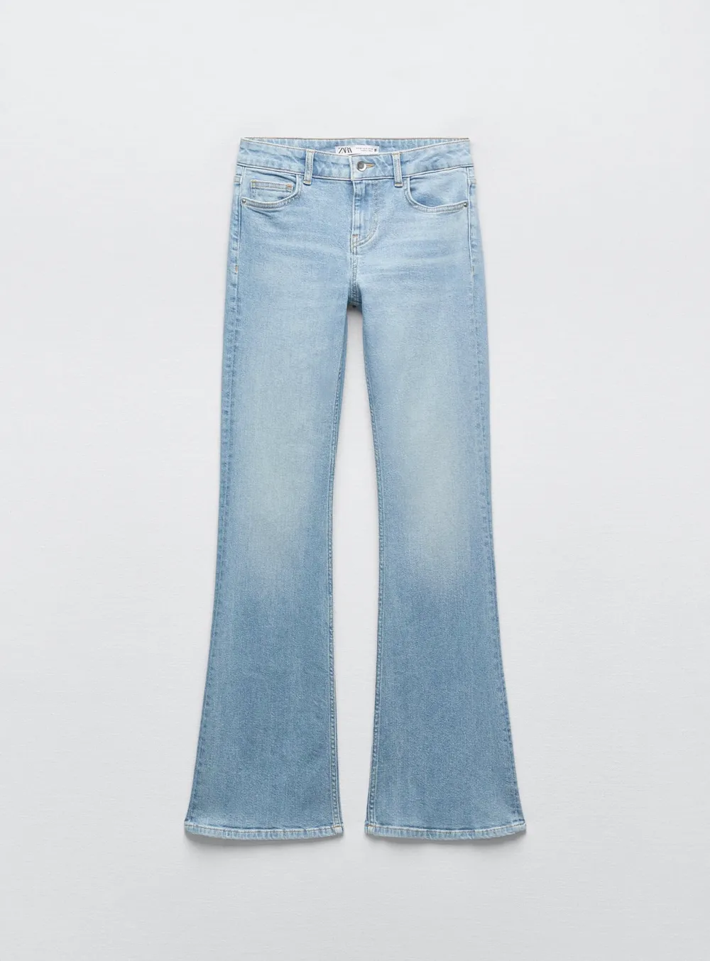 Såå snygga jeans ifrån zara som är slutsålda!!! Knappt använda så i toppskick!☀️ KÖP DIREKT: 350kr + frakt. Jeans & Byxor.