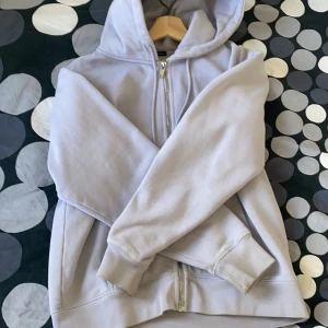 Jättesöt brandymelville tröja💘 - Jättefin ziphoodie från brandy. Säljer då jag aldrig får användning för den. Inte sliten alls utan jättefint skick. Originalpris-400kr.💘