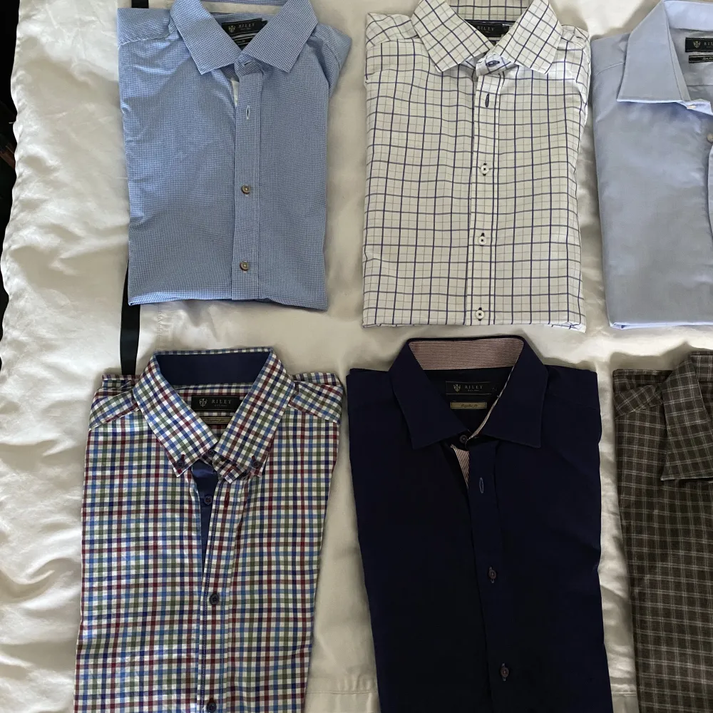 8 st skjortor säljes! Samtliga är storlek L. 5st från märket Riley, 1 från J.Lindeberg, 1 från Hackett, 1 från Valient. Alla skjortorna är ”finskjortor” förutom den ljusblå/bruna från valient som är mer chill och mjukare i materialet.. Skjortor.
