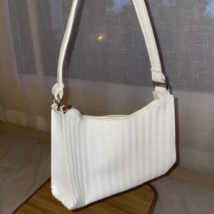 Vit handväska - Vit basic axelväska, passar till allt, vändigt rymlig för sin storlek. Ny skick!