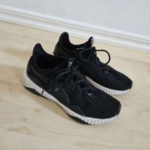 Puma sneakers  - Svart/vita sneakers från Puma. Endast använda ett färre antal gånger, och är i mycket bra skick! Storlek 40