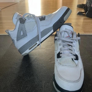Jordan 4 Retro White Cement - Hjälper min vän sälja sina skor, skorna är mindre i storlek! Dem är lätt använda utan skador! !! Kvitto finns!!
