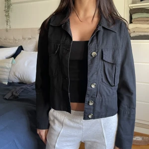 Dobber vårjacka  - nypris på denna var 1100kr. Säljer den för 339kr + frakten. Den är som ny. 