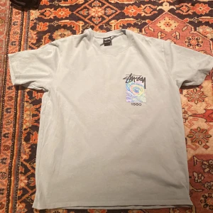 Stussy Tröja  - Köpte den men för stor. I utmärkt skick 9.5/10. Fantastisk t-shirt för sommaren. Meddela mig om priset 😃