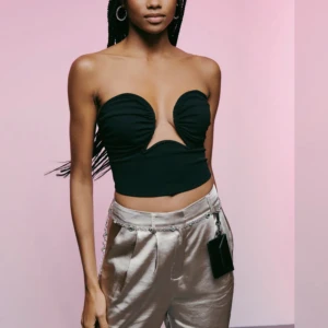 Svart topp - Säljer denna fina topp från Gina i storlek S💗💗 Aldrig använd, prislapp kvar 