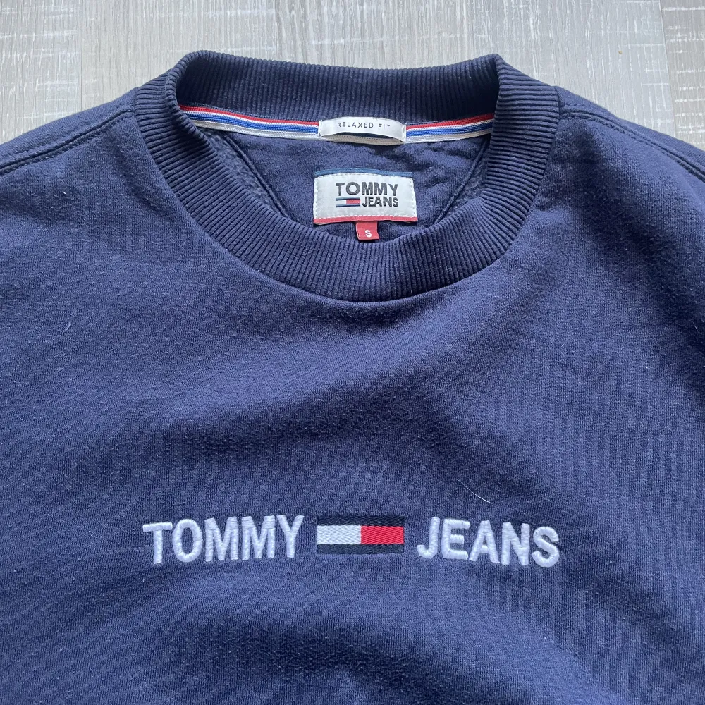 Tommy Jeans sweatshirt.  Nyskick, strl S.. Hoodies.