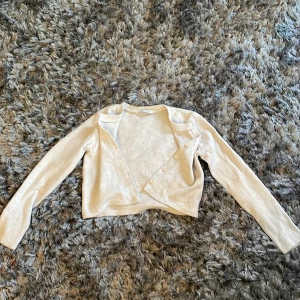 Kofta - Kofta med knappar från zara, i storlek s.