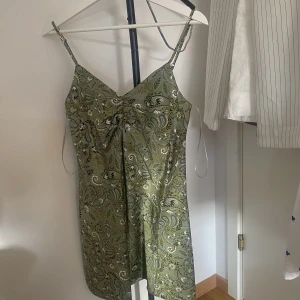 Grön satin klänning  - Aldrig använd💚perfekt till sommaren 💚