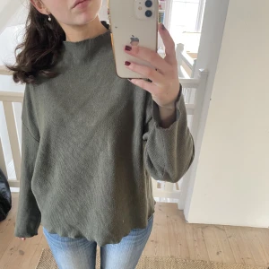 Grön stickad tröja zara - Unik stickad tröja från zara! Så fin nu till våren och jätte skönt material, och nyskick💕