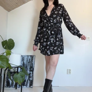 KLÄNNING - mörkblå blommig klänning med knytning fram! personen på bilden är 176 cm 🦋