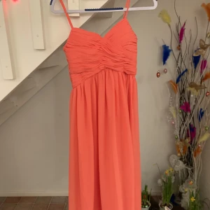 Festklänning  - En festklänning i bra skick som använts 1-2 gånger. Kontakta mig innan ni trycker på ” köp nu”, tack! 