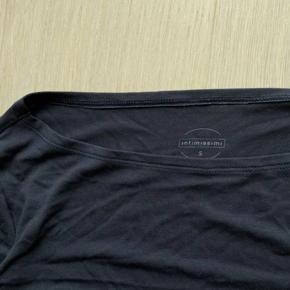 Mörkblå intimissimi tröja i en tunn modell. Inte genomskinlig och helt oanvänd med lappar kvar💖I storlek S. Toppar.
