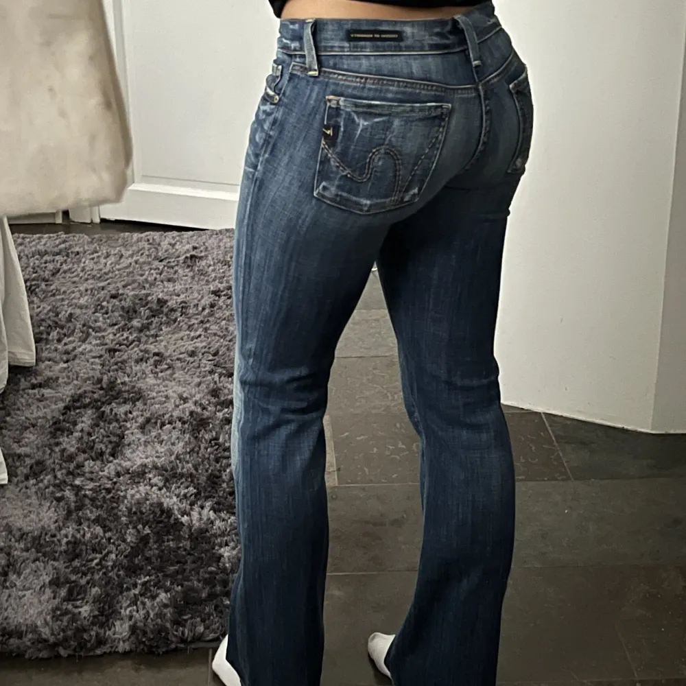 Jättefina lågmidjade jeans! Använts några gånger. De är i storlek 25 på lappen, men motsvarar en 38. . Jeans & Byxor.