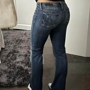 Jättefina lågmidjade jeans! Använts några gånger. De är i storlek 25 på lappen, men motsvarar en 38. 