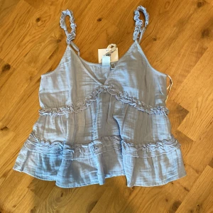 Linne - Säljer detta linne från Y.A.S. Helt oanvänt då det är för stort för mig. Köpte för 400 kr och säljer för 100 + frakt. Skriv vid frågor.