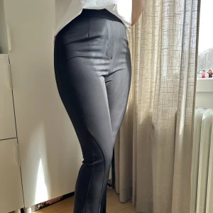 Kostymbyxor från ONLY - Svarta kostymbyxor med slits i storlek L (små i storleken) från ONLY. Aldrig använda prislapp sitter kvar. 