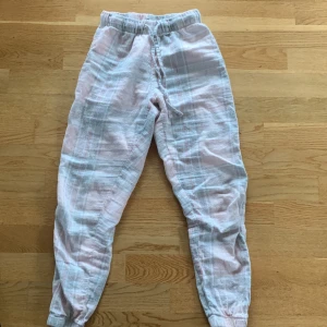 Pyjamasbyxa  - Rutiga pyjamasbyxor från Cubus i strl 146/152