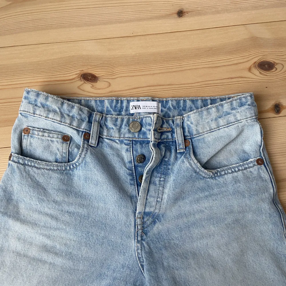 Jätte fina low waisted jeans från zara! Lite använda. Säljs för att dom är för små för mig🤍. Jeans & Byxor.