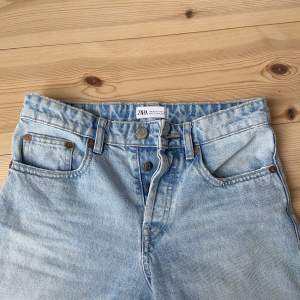Jätte fina low waisted jeans från zara! Lite använda. Säljs för att dom är för små för mig🤍